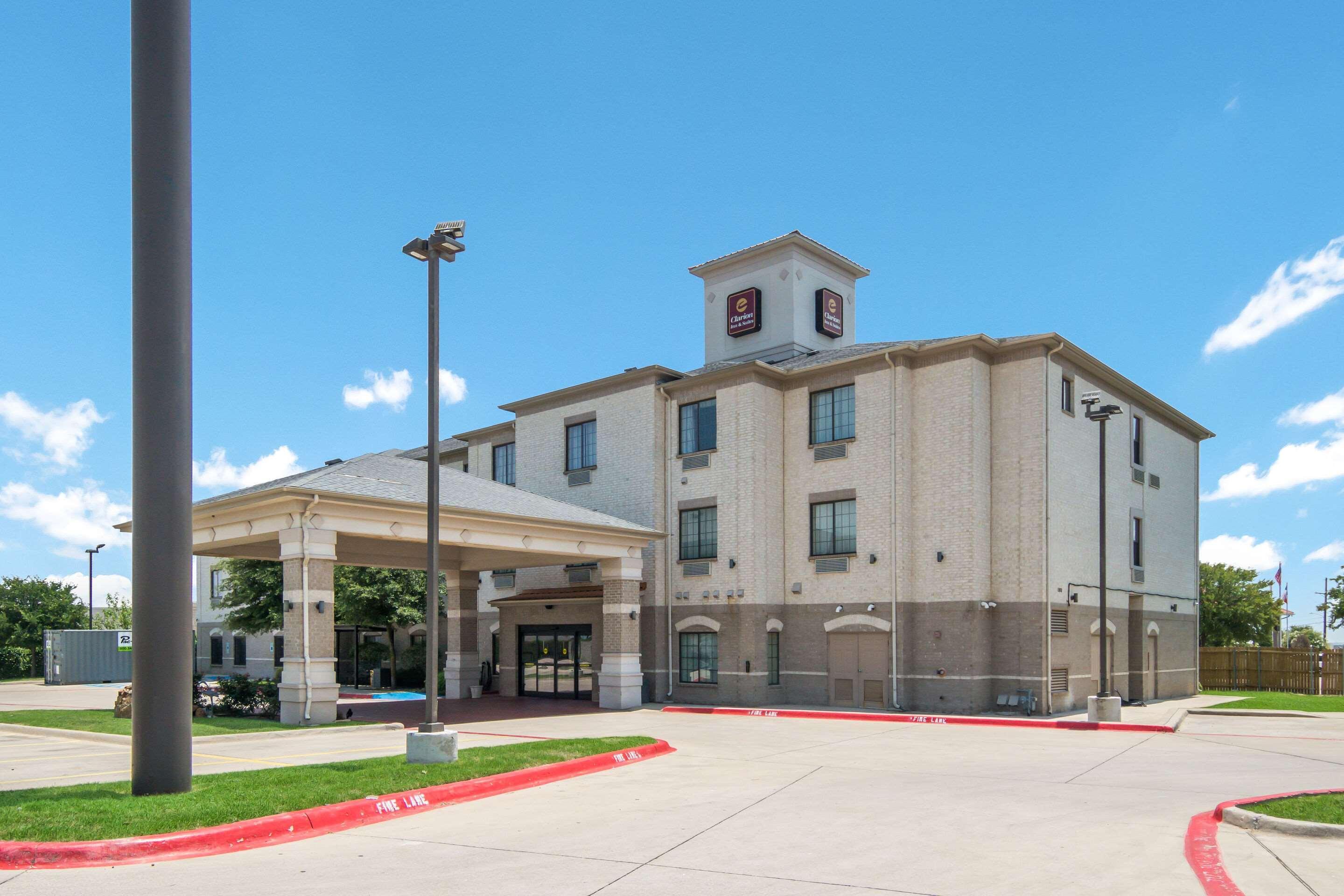 Clarion Inn & Suites Weatherford South Exterior photo